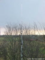 Antena bazowa pionowa HYGAIN DX88 posiada odczepy do umocowania odciągów